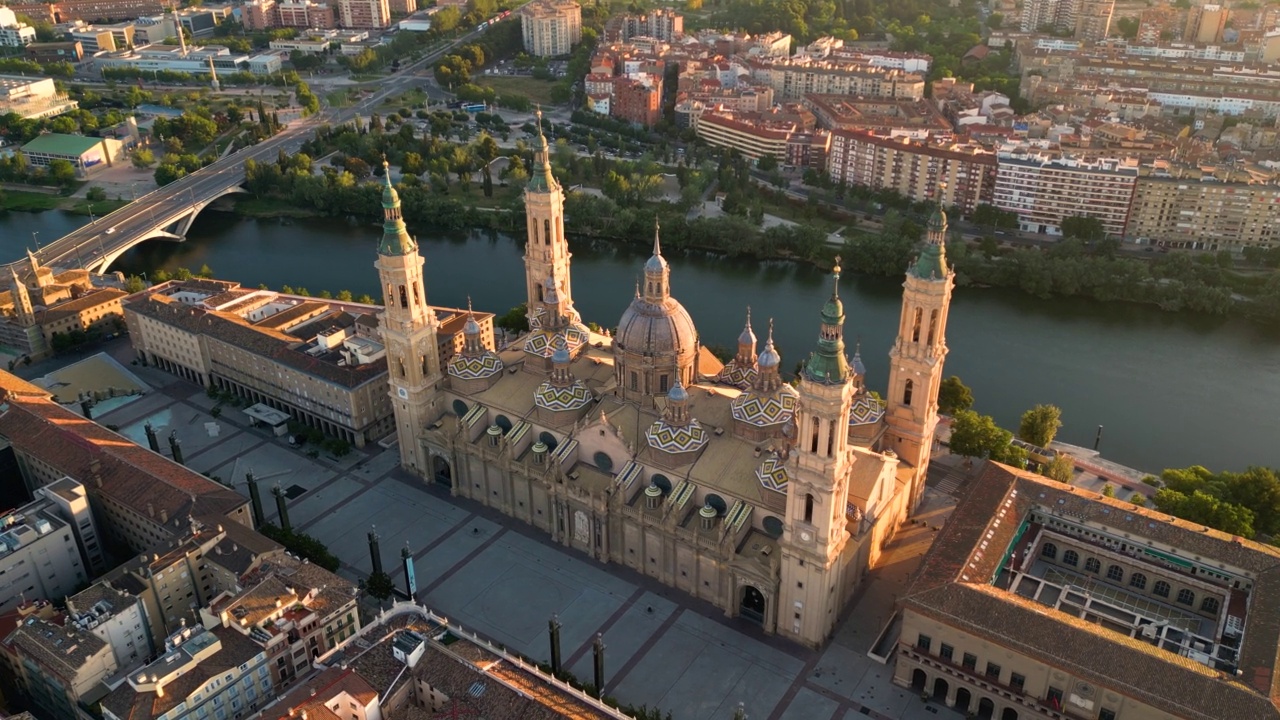 西班牙阿拉贡萨拉戈萨市圣母大教堂鸟瞰图(西班牙语:Catedral-Basílica de Nuestra Señora del Pilar)视频素材