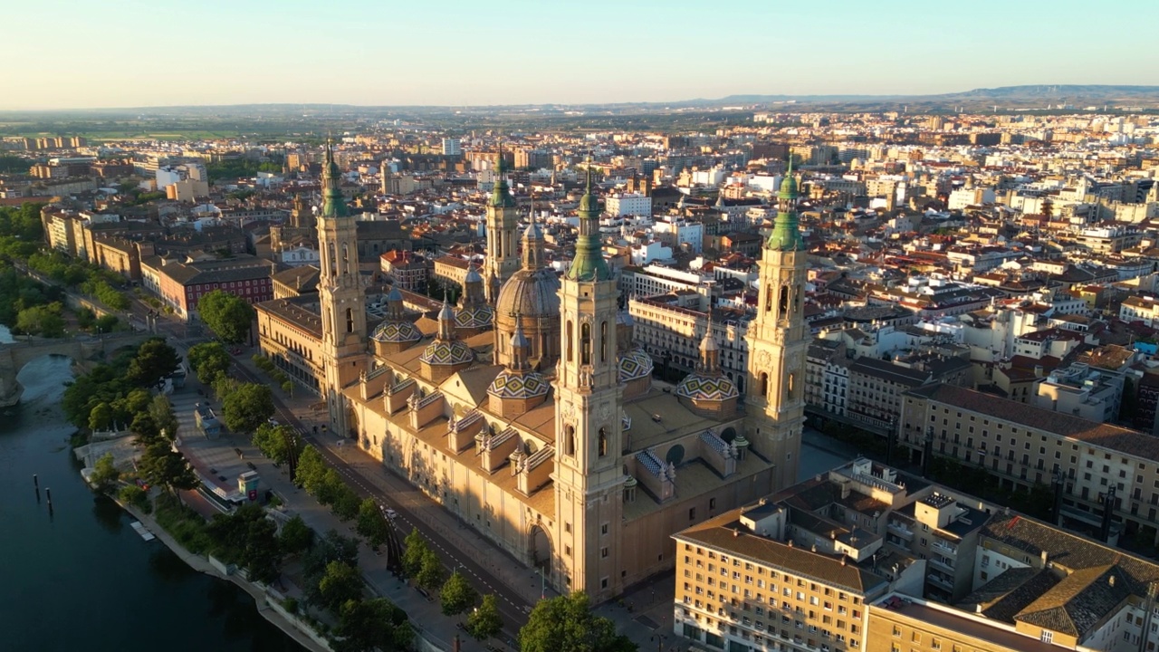 西班牙阿拉贡萨拉戈萨市圣母大教堂鸟瞰图(西班牙语:Catedral-Basílica de Nuestra Señora del Pilar)视频素材