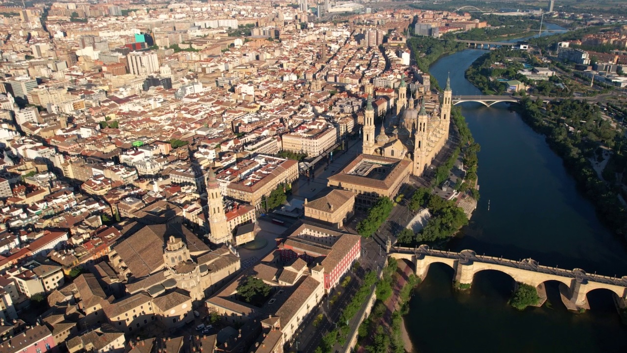 西班牙阿拉贡萨拉戈萨市圣母大教堂鸟瞰图(西班牙语:Catedral-Basílica de Nuestra Señora del Pilar)视频素材