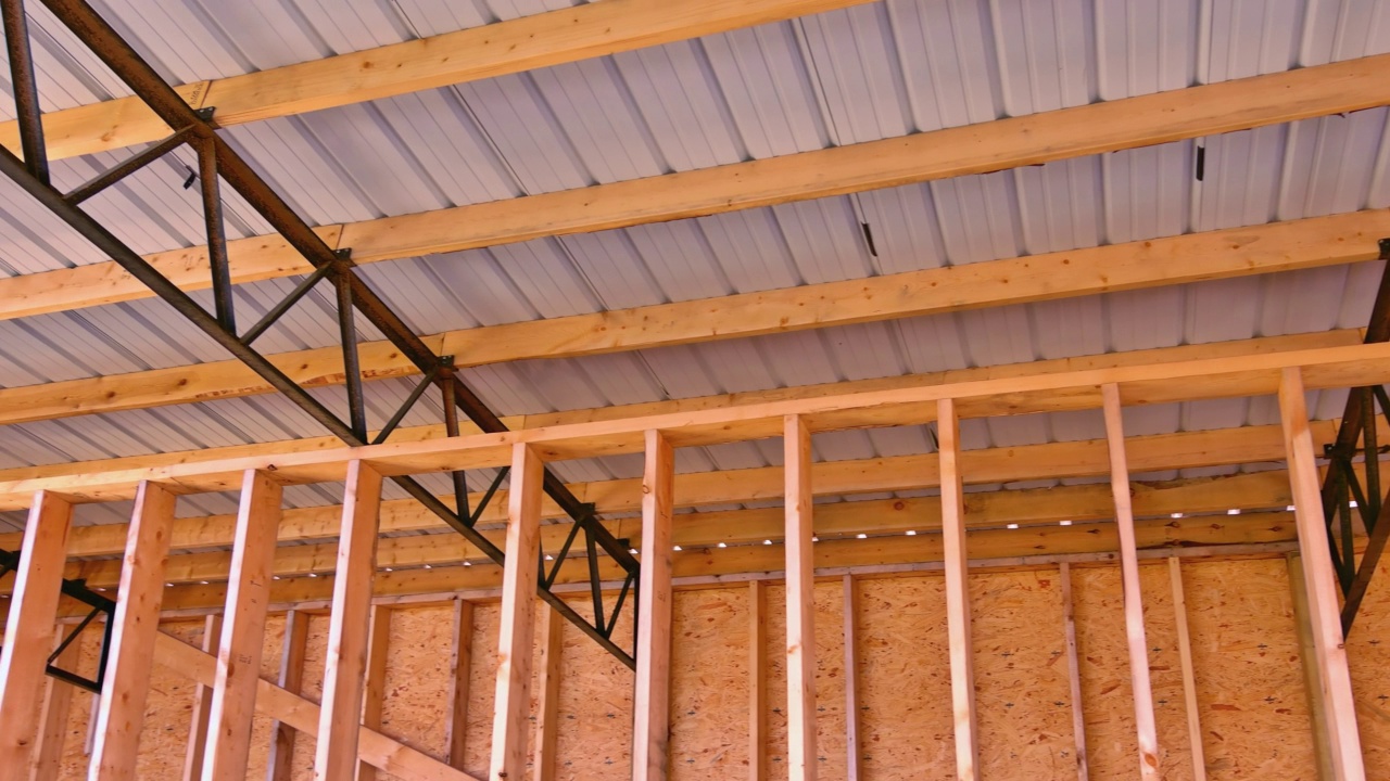 施工现场建筑框架与木搁栅屋面板组合视频素材