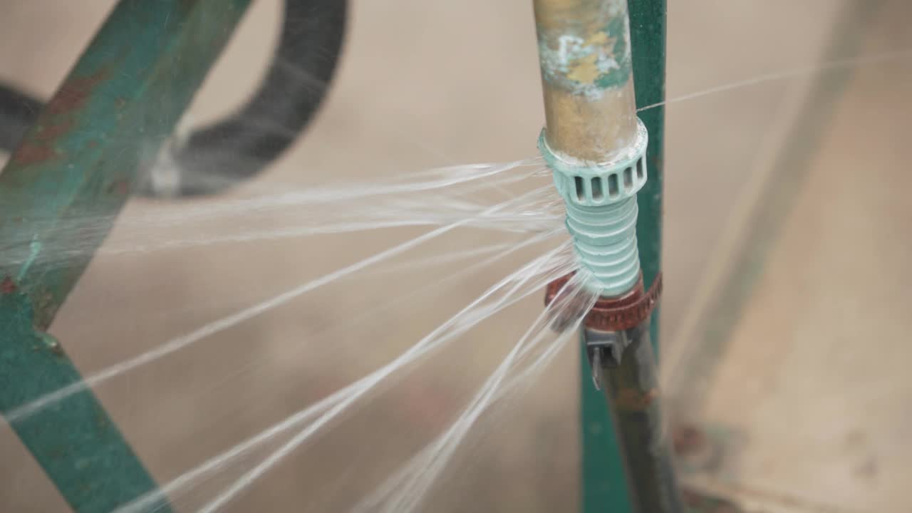 水从破裂的管道中向不同的方向喷射。视频素材