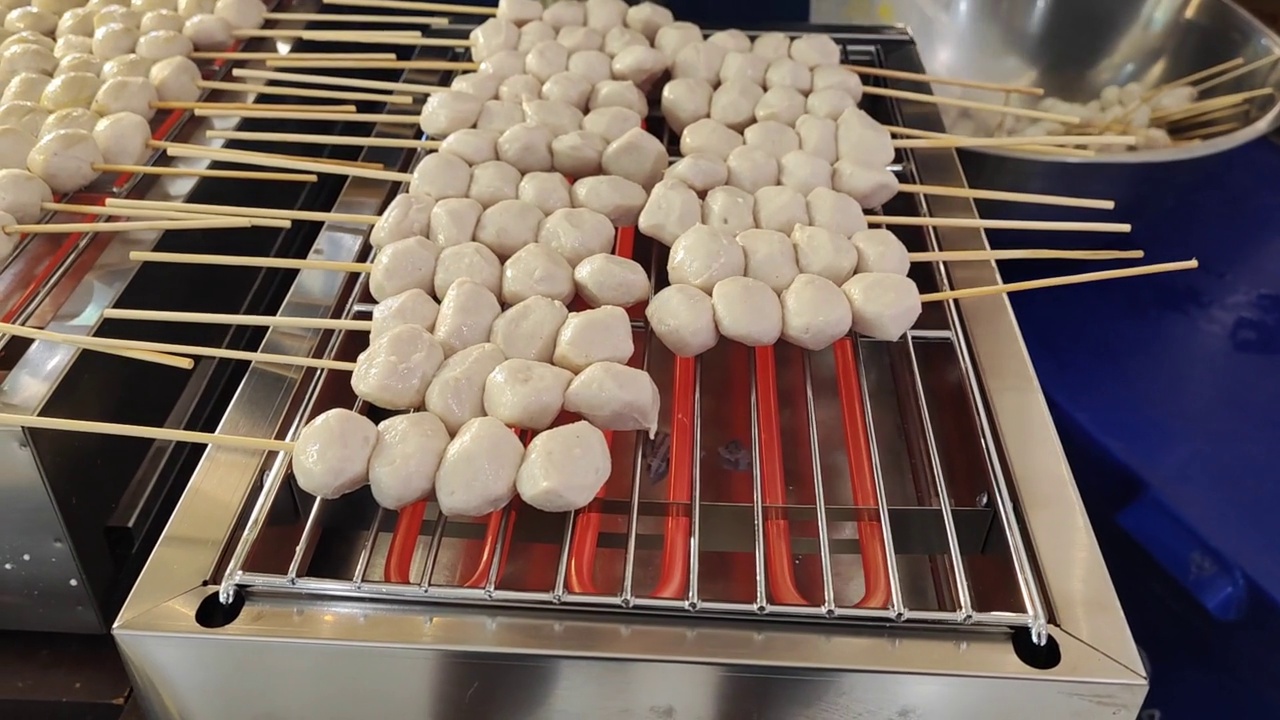 烧烤肉丸串烹饪烧烤街头美食泰国市场视频素材