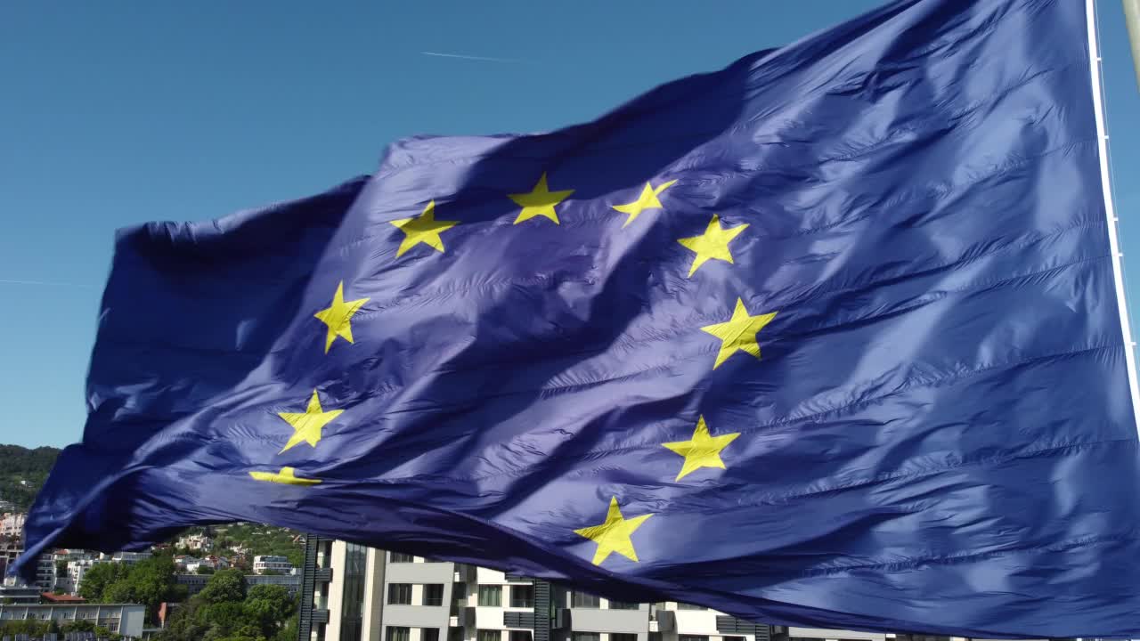欧盟旗帜在夏天对抗城市视频素材