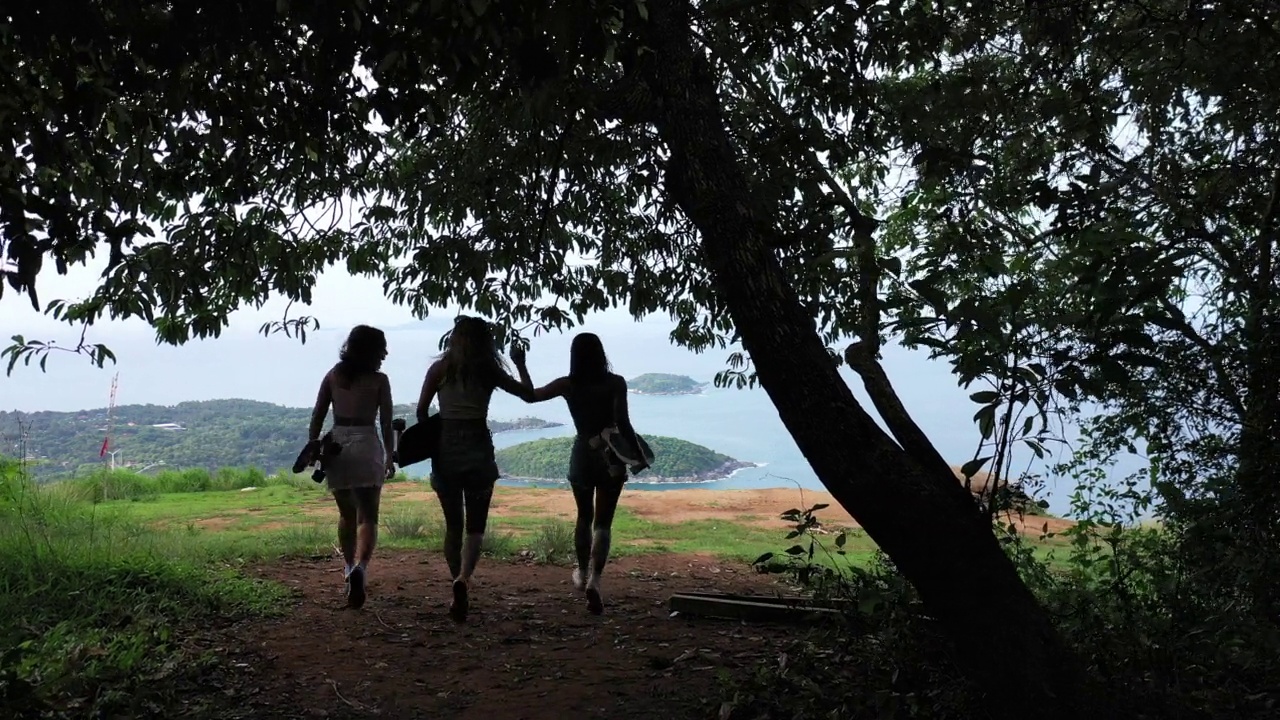 4K鸟瞰组亚洲女子暑期在热带海岛滑冰，徒步登山。视频素材