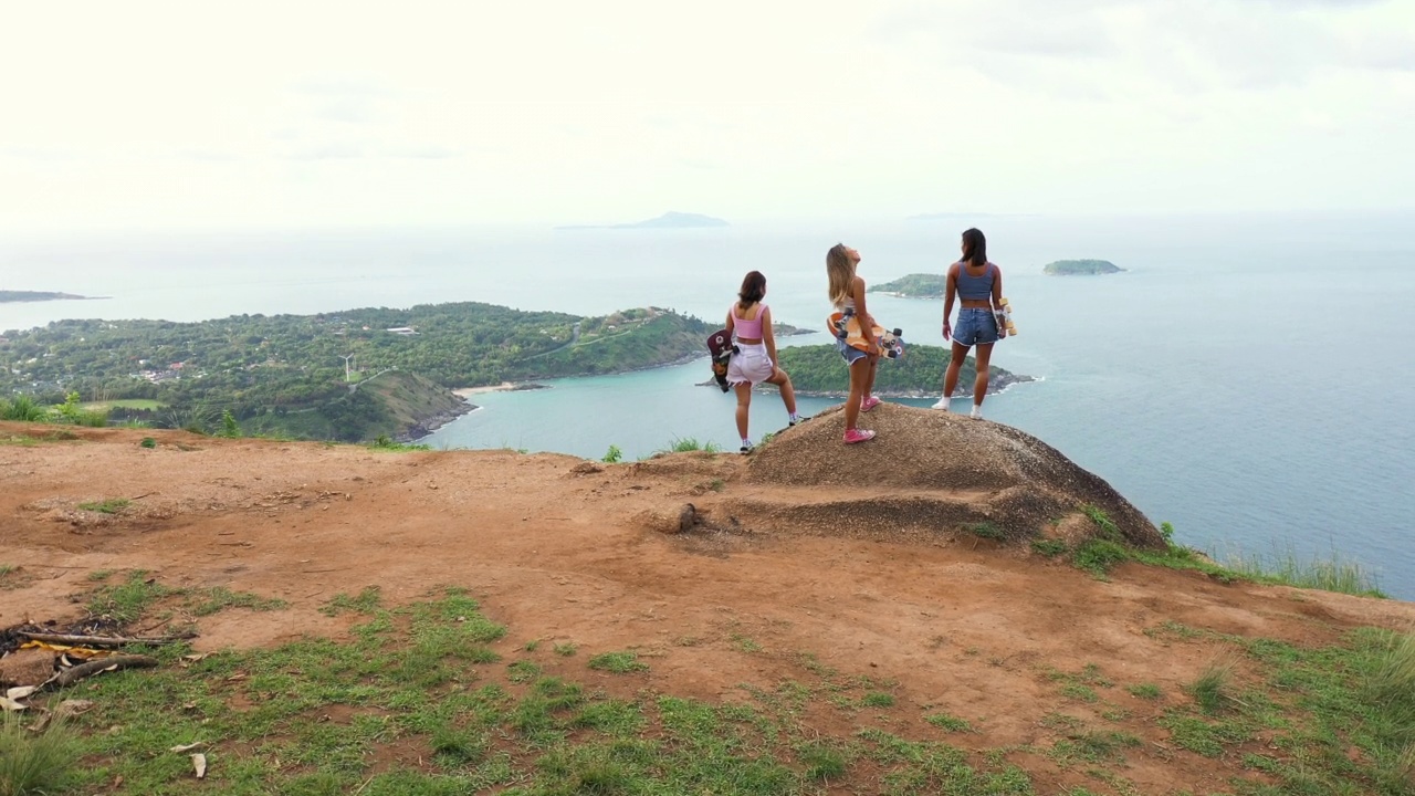 4K鸟瞰组亚洲女子暑期在热带海岛滑冰，徒步登山。视频素材