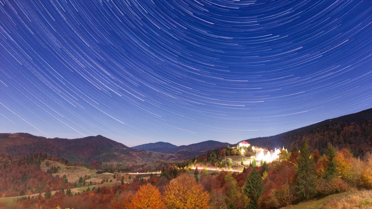 乌克兰,喀尔巴阡山脉。夜空中移动的星迹的时间流逝。夏季，银河系在山脉上空旋转。视频下载