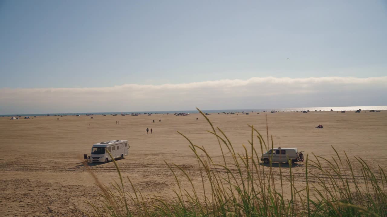 海滩全景，海岸附近有停车大篷车视频素材