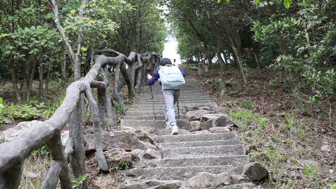 在山上徒步旅行的亚洲儿童视频素材