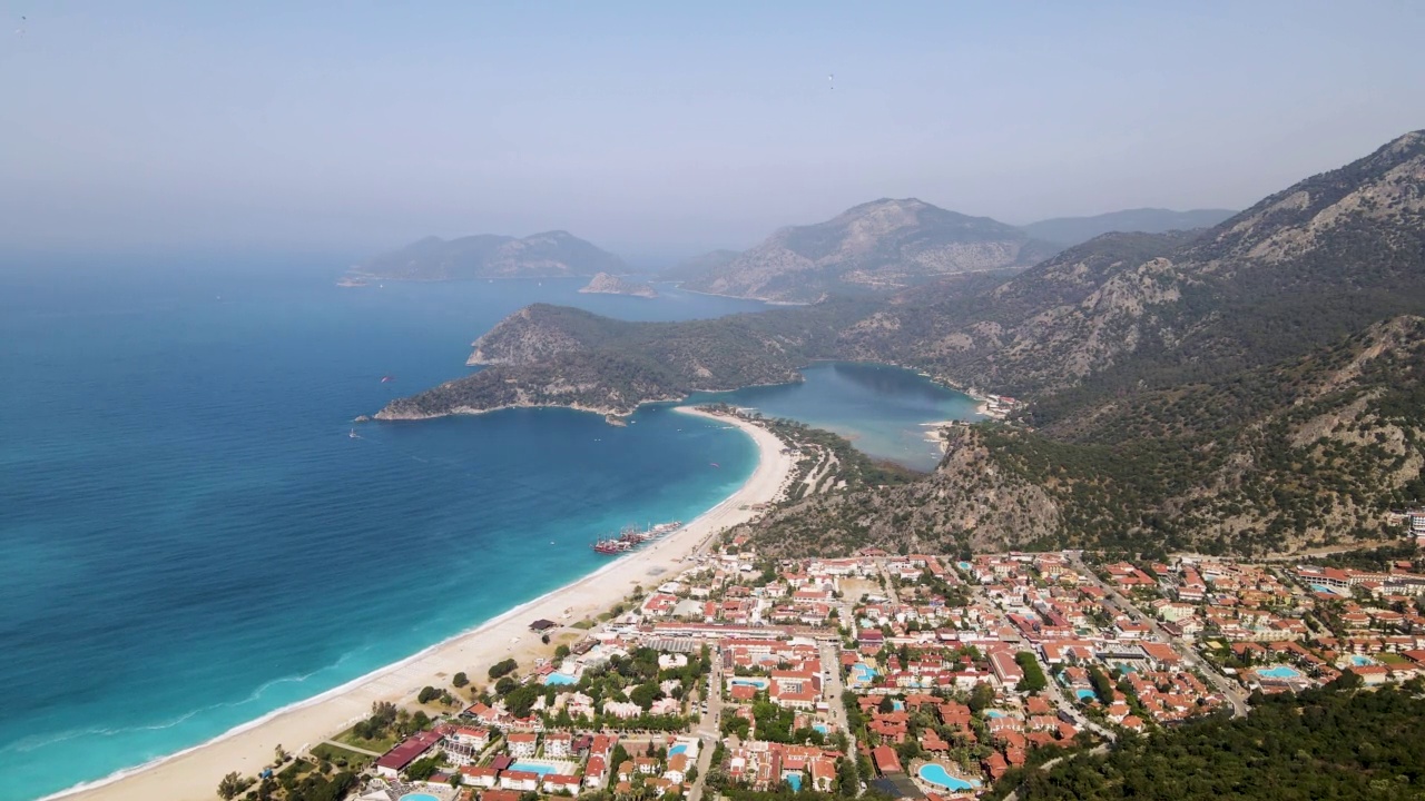 鸟瞰土耳其Fethiye Oludeniz蔚蓝的大海和海滩，土耳其著名的旅游胜地之一Oludeniz的蓝色泻湖，土耳其美丽的Oludeniz景色视频素材