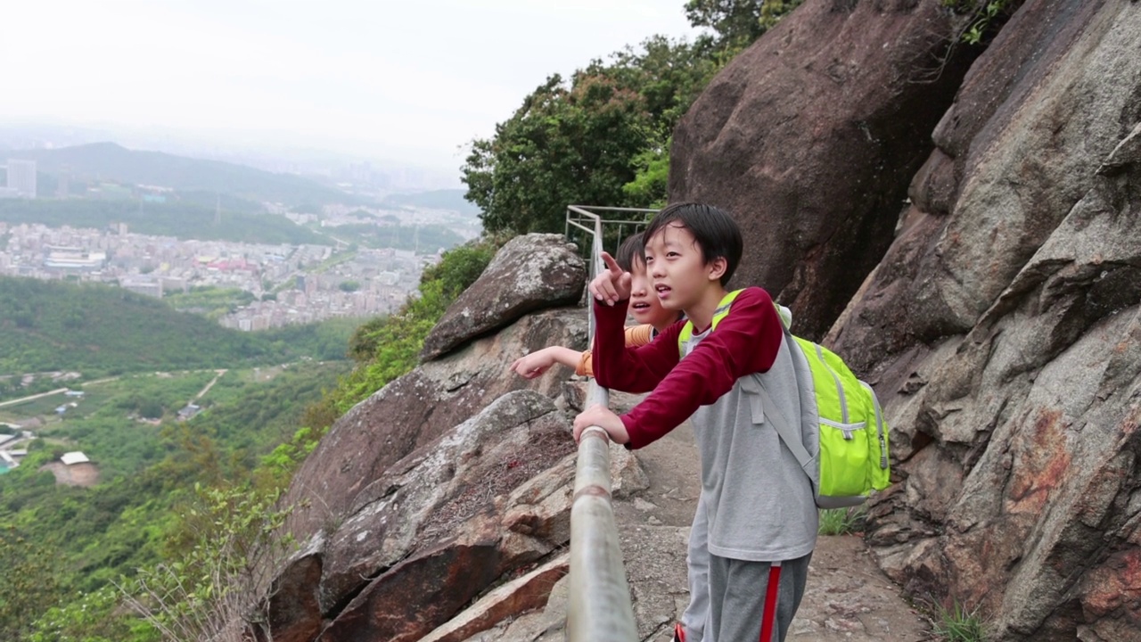 在山上徒步旅行的亚洲儿童视频素材