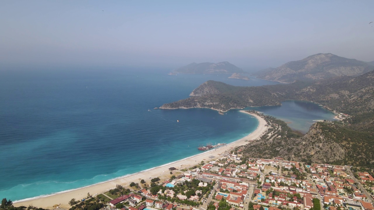 鸟瞰土耳其Fethiye Oludeniz蔚蓝的大海和海滩，土耳其著名的旅游胜地之一Oludeniz的蓝色泻湖，土耳其美丽的Oludeniz景色视频素材