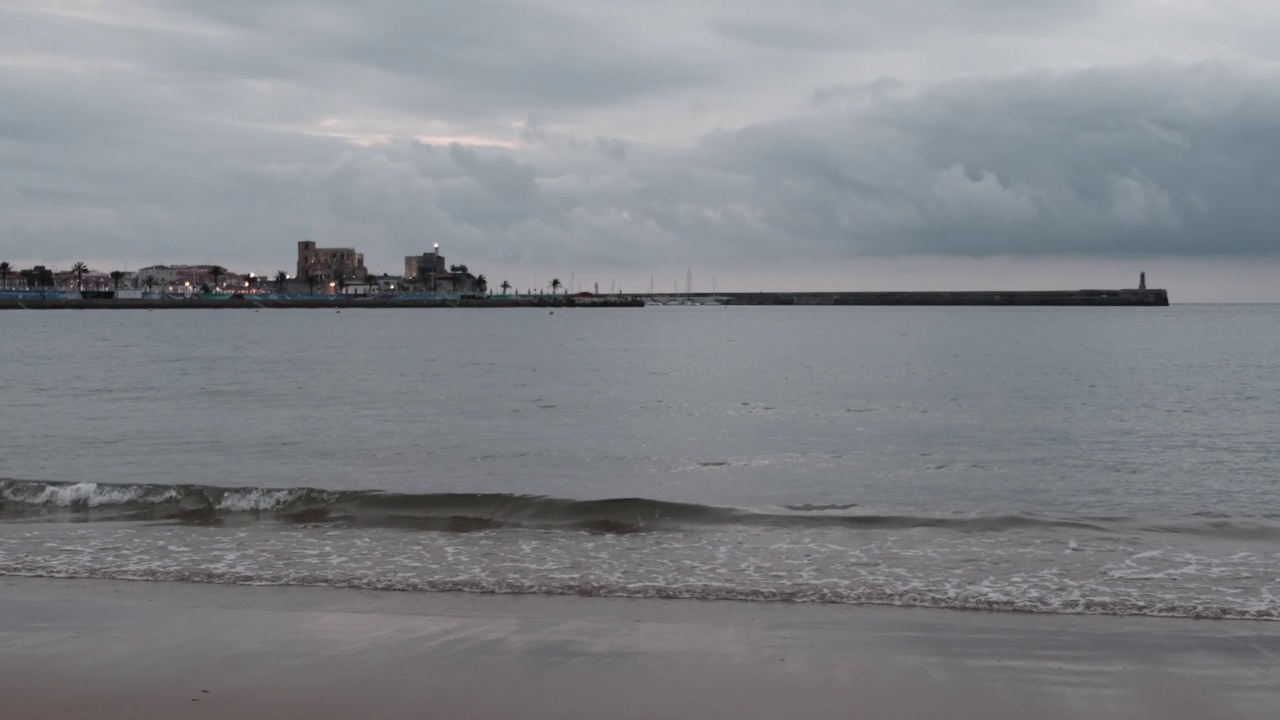 海滨的夜城视频素材