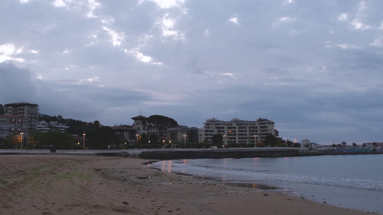 海滨的夜城视频素材