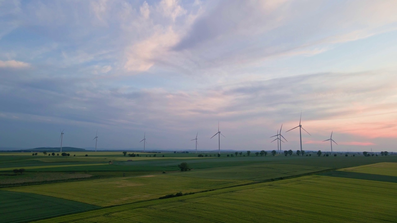 夕阳下的风车，风能的概念视频素材