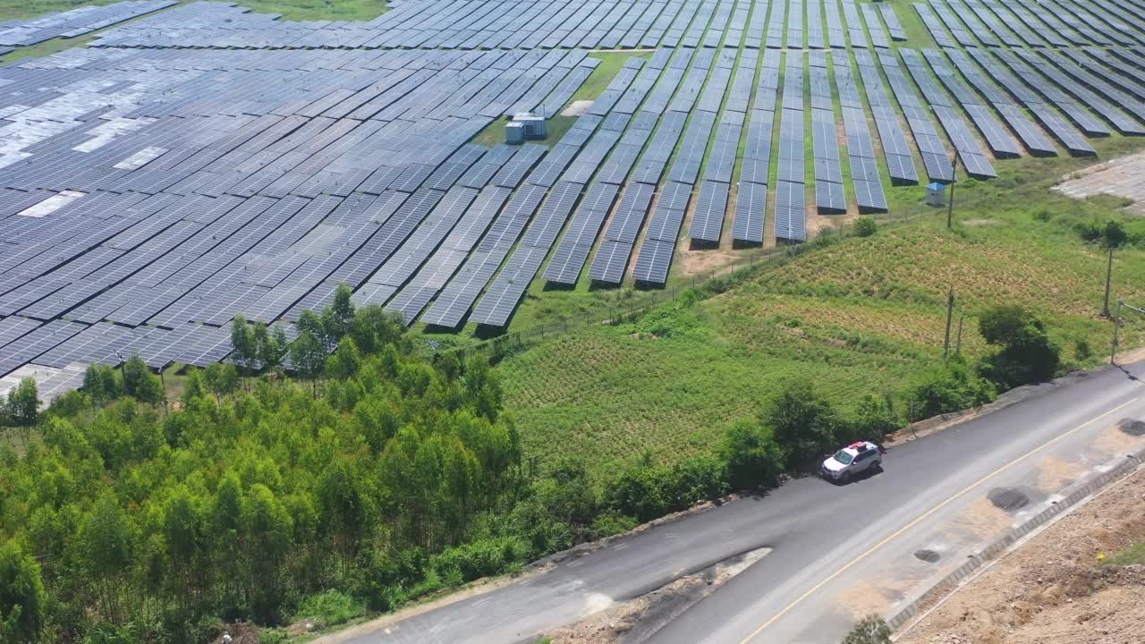 生态太阳能发电站面板鸟瞰图视频下载