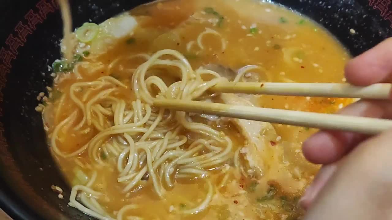 鸡蛋、猪肉、葱花拉面。用芝麻装饰拉面。前视图。亚洲烹饪食物视频素材