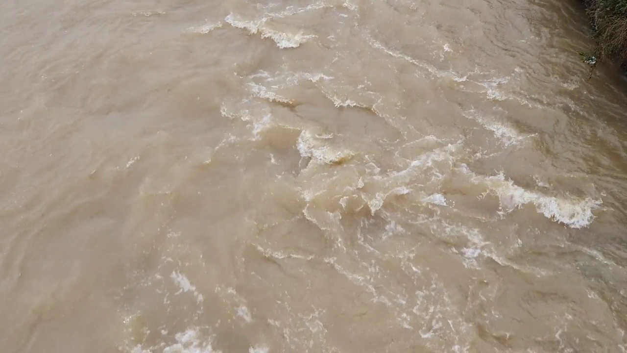 由于连续降雨，河水浑浊视频下载