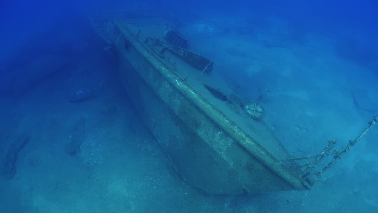 沉船风景水下沉船金属在海底与鱼学校周围潜水员潜水探索视频素材