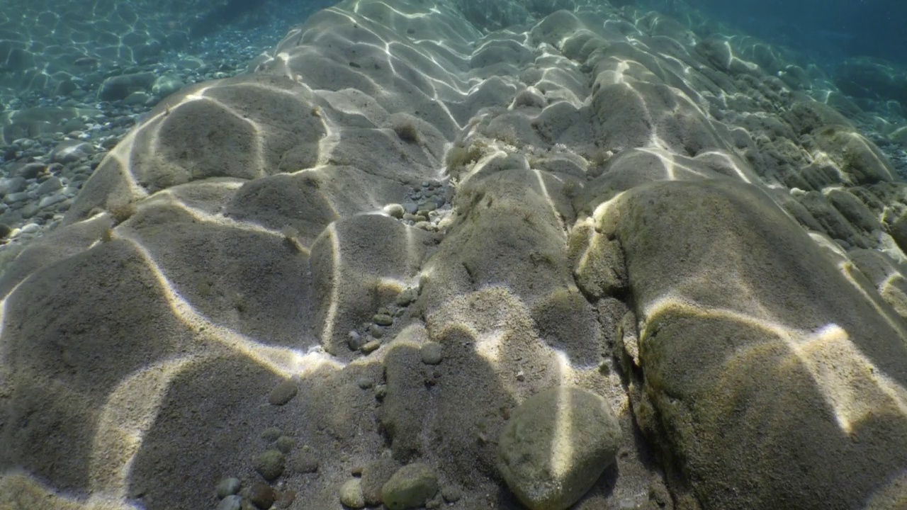 阳光和阳光风景水下反射水面海浪慢的海洋风景为背景视频下载