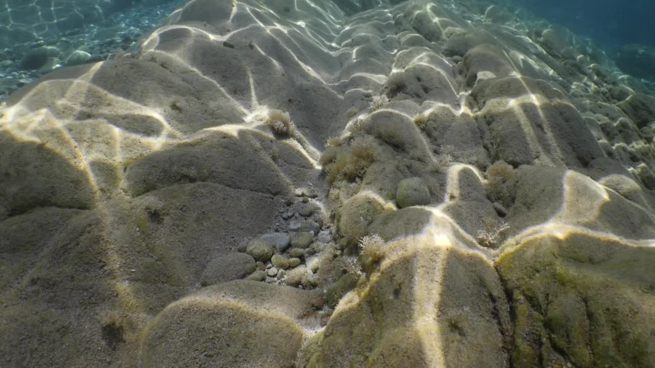 阳光和阳光风景水下反射水面海浪慢的海洋风景为背景视频素材