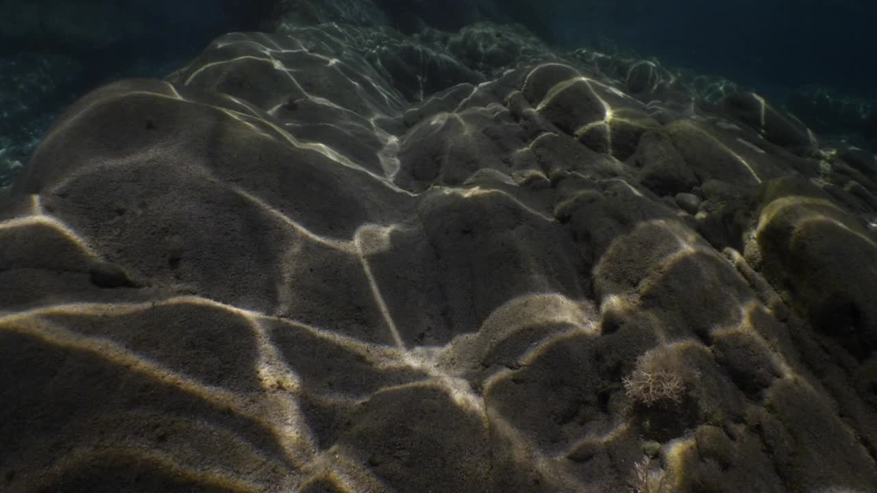 阳光和阳光风景水下反射水面海浪慢的海洋风景为背景视频素材