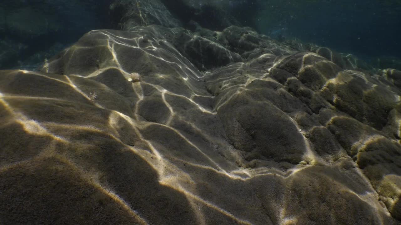 阳光和阳光风景水下反射水面海浪慢的海洋风景为背景视频素材