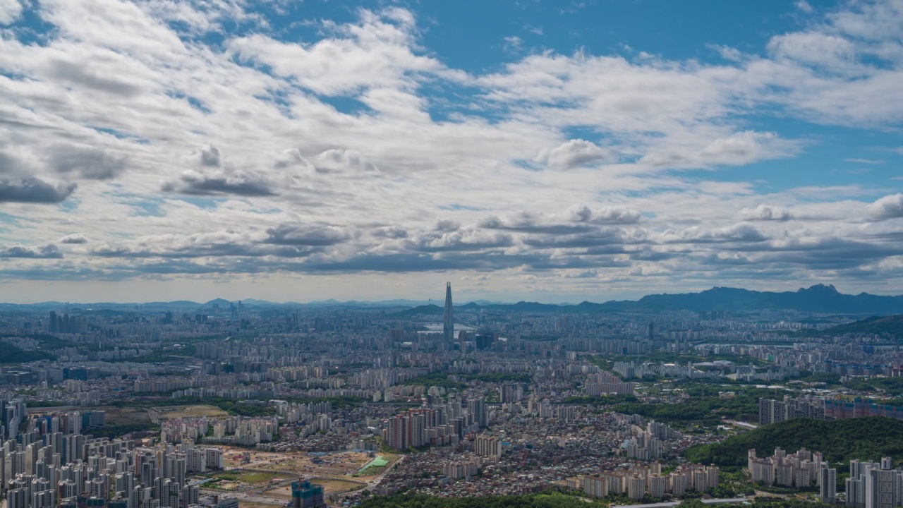 间隔拍摄。云朵在首尔上空移动视频素材