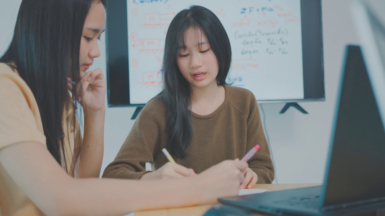 两个十几岁的女孩在家学习。视频素材