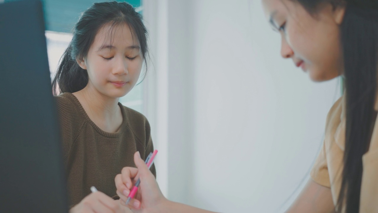 两个十几岁的女孩在家学习。视频素材