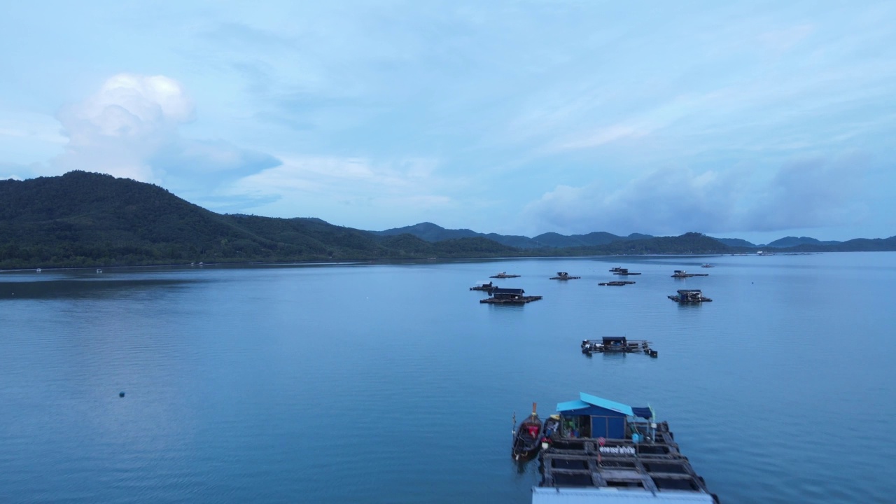 日落时分，泰国普吉岛，海上的木船。视频素材