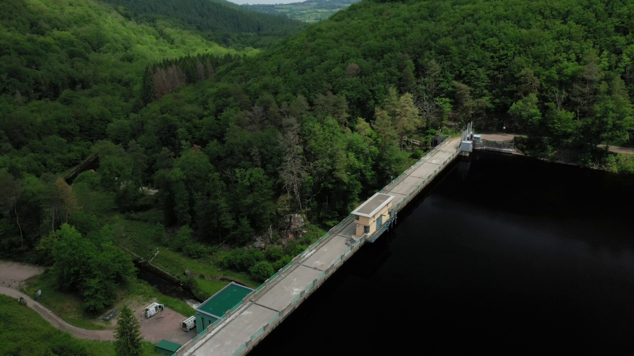 Chaumeçon水坝在欧洲，在法国，在勃艮第，在Nièvre，在莫万，在夏天，在一个阳光明媚的日子。视频素材