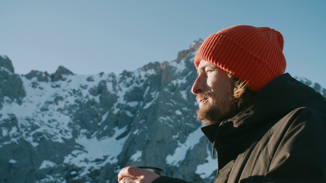 积极的生活方式徒步旅行男人喝热咖啡或茶度假视频素材