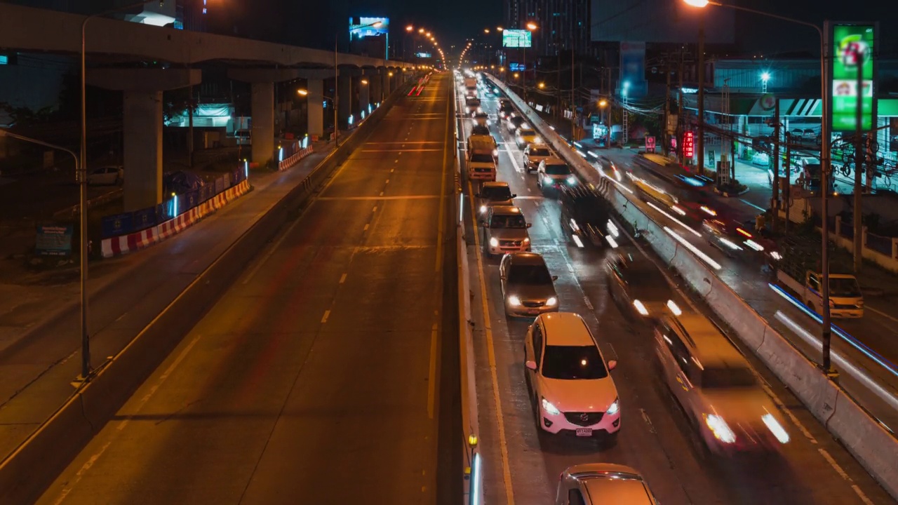 4K Time在夜间拥挤的道路上行驶。视频素材