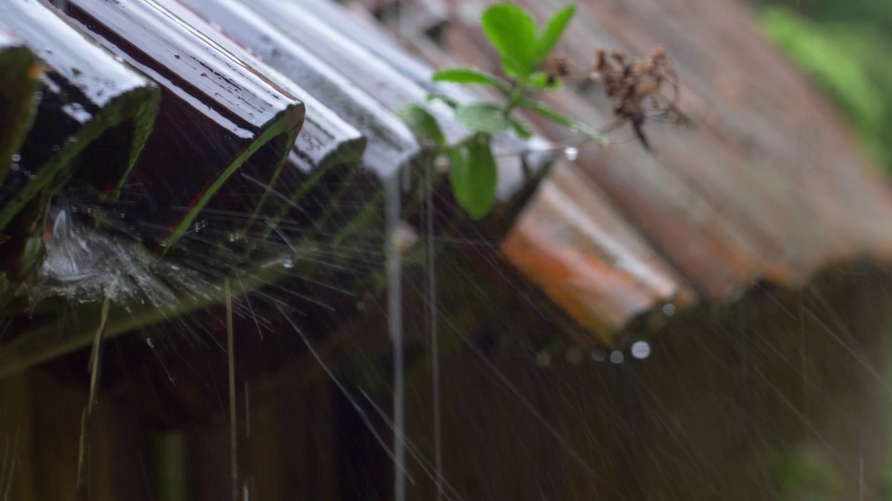 雷雨中大雨击中旧屋屋顶瓦片视频素材