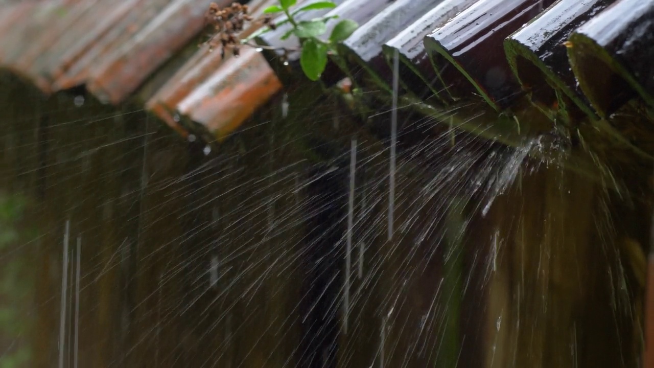 雷雨中大雨击中旧屋屋顶瓦片视频素材