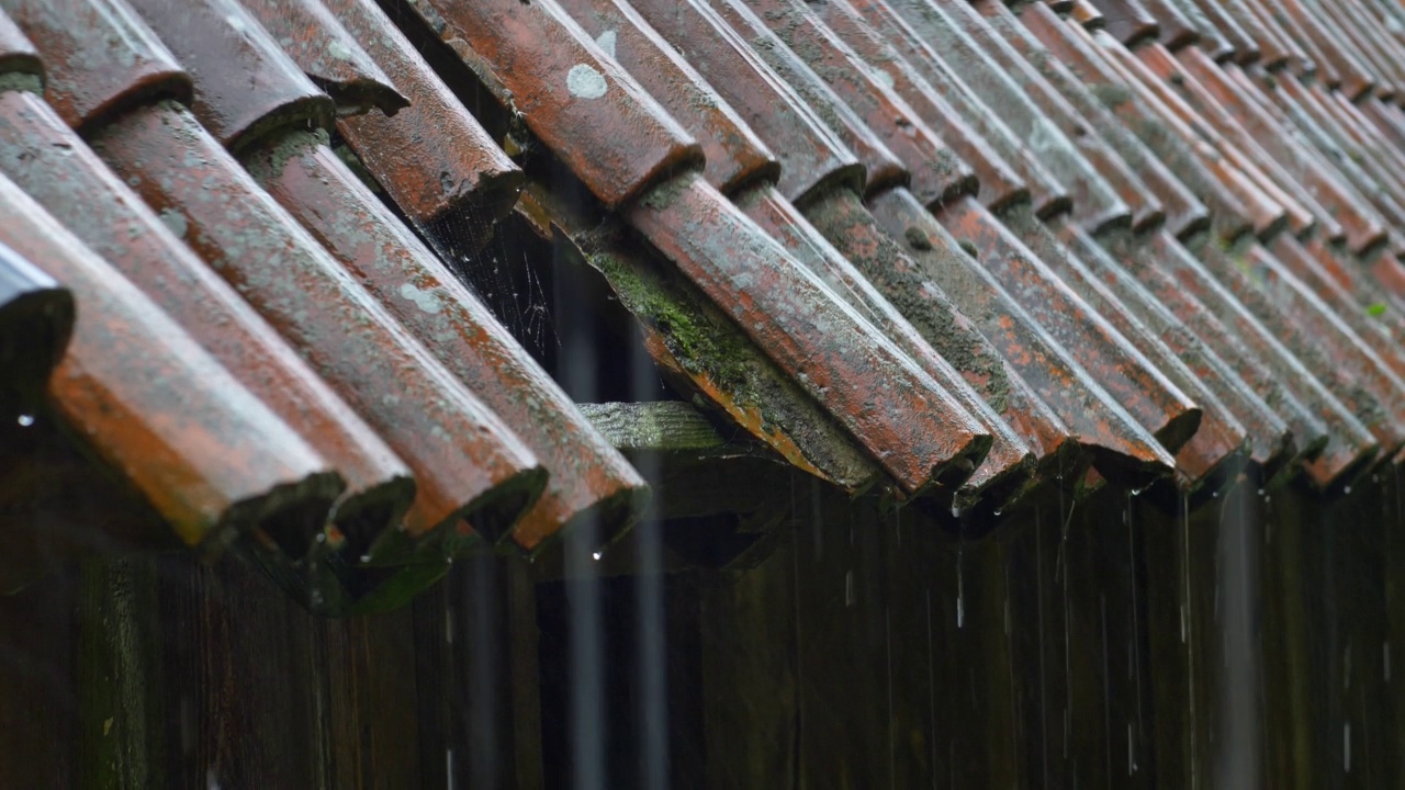 雷雨中，大雨打在老房子的屋顶上，瓦片不见了视频素材