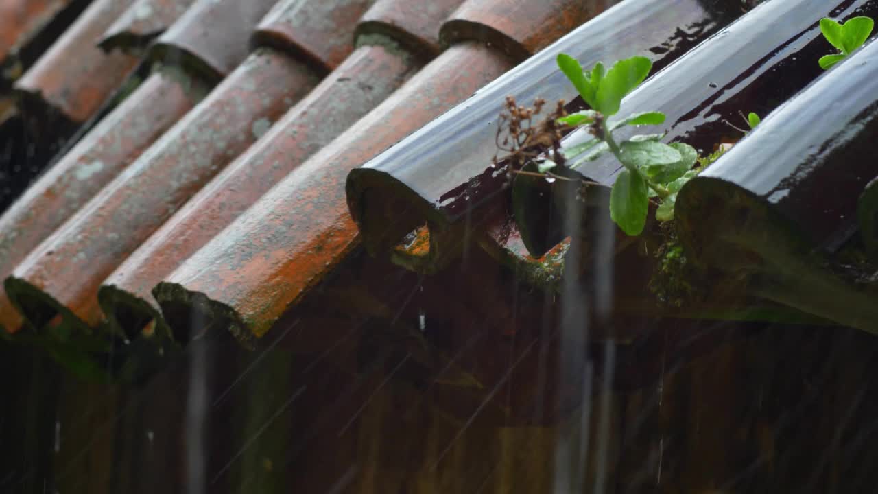 雷雨中，大雨打在老房子的屋顶上，瓦片不见了视频素材