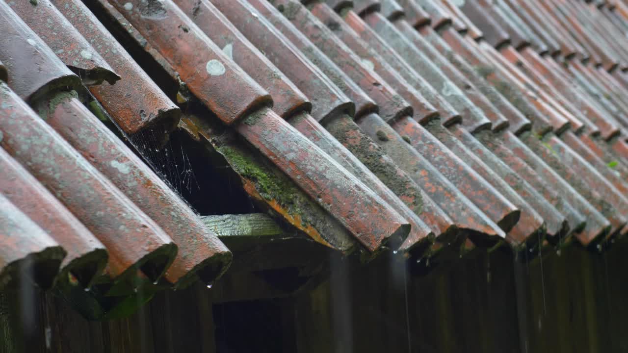 雷雨中，大雨打在老房子的屋顶上，瓦片不见了视频素材