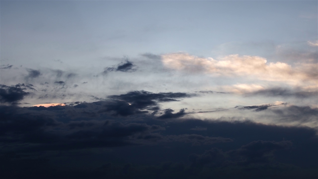 夕阳与五颜六色的戏剧天空在乡村。视频素材