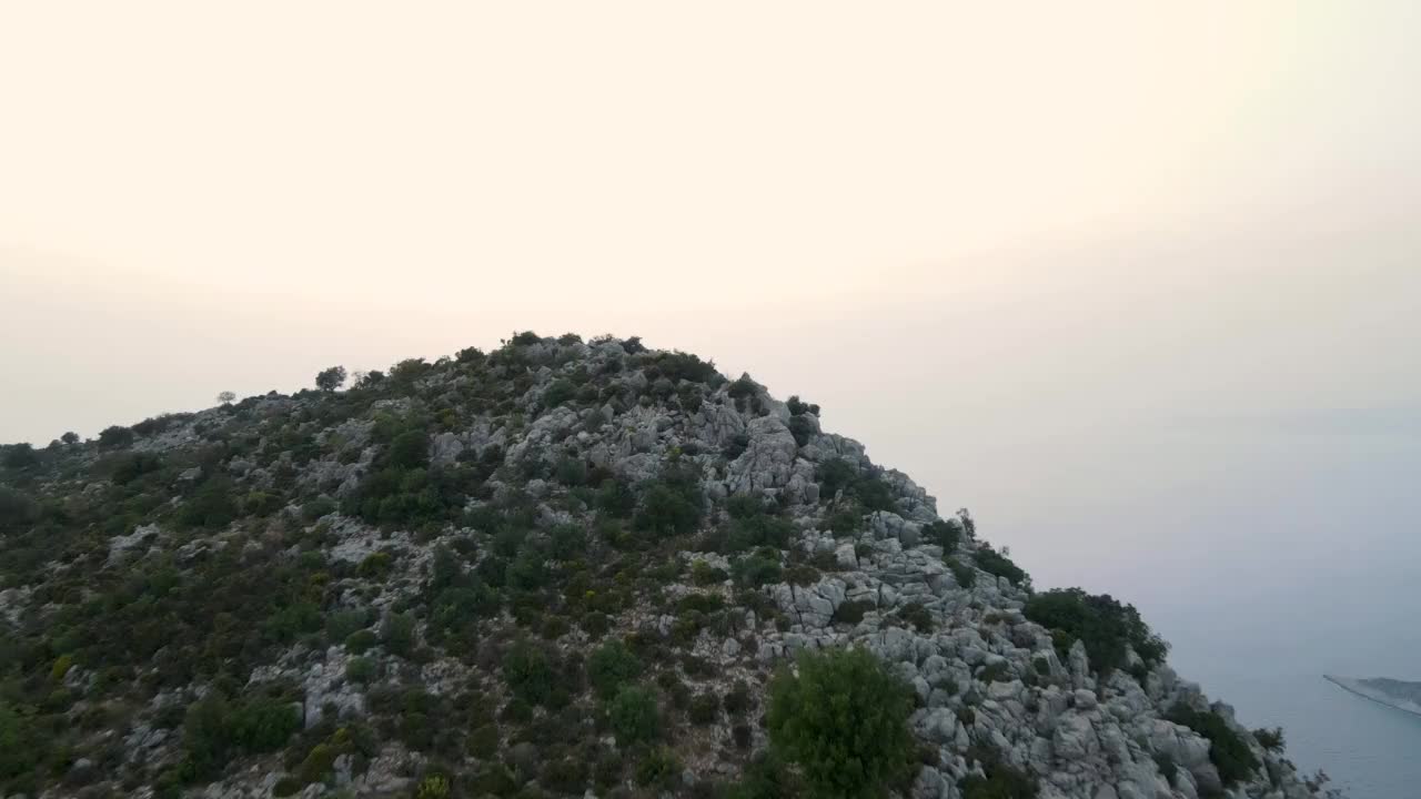 山顶美景，山顶美景，空中日落山顶和海景，落基山顶视频素材