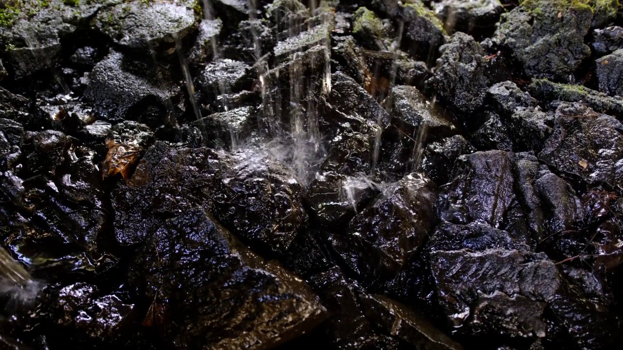 流水撞击着黑色的岩石视频下载