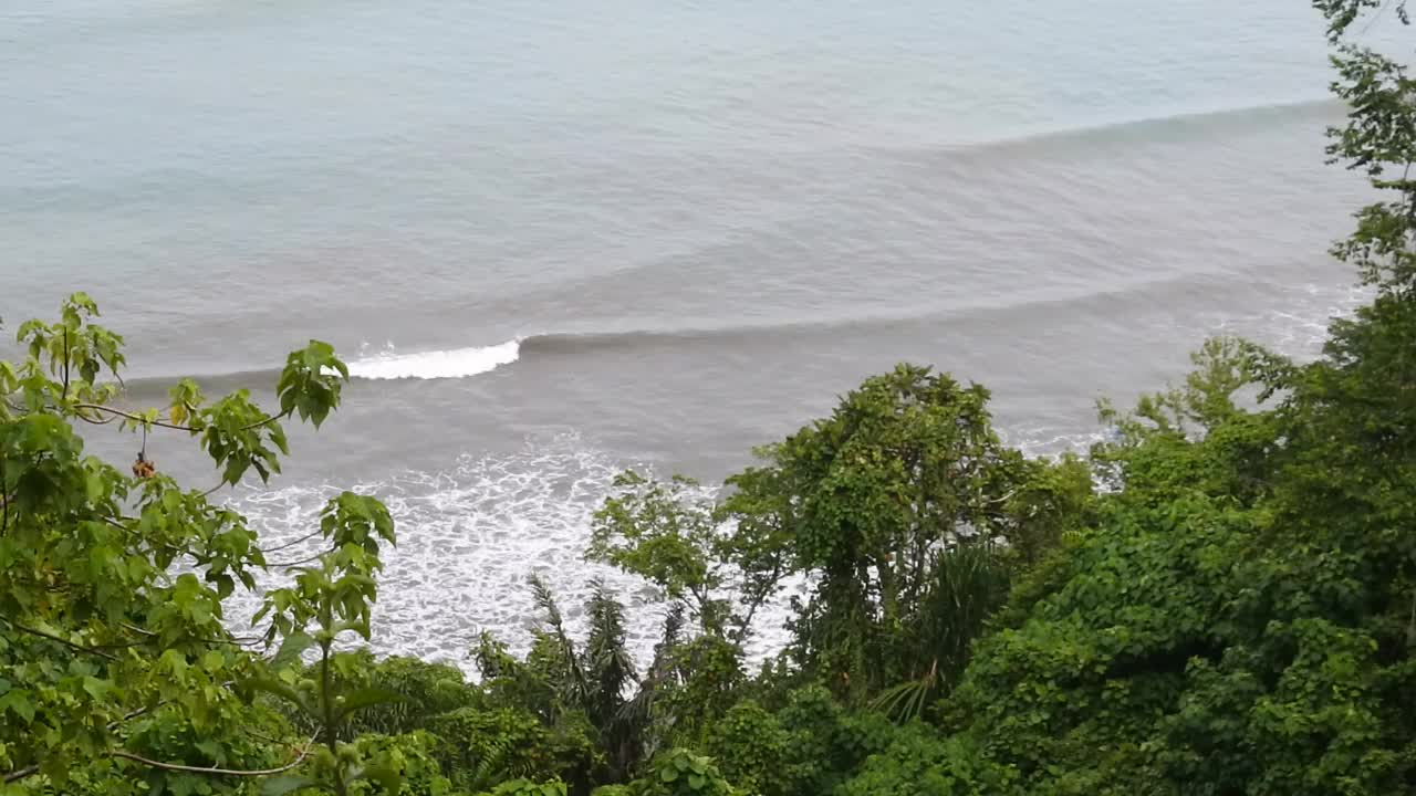 海浪和水的视频涟漪在大海。抽象的画面。高清视频视频素材