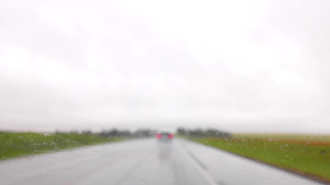 在雨天的公路旅行中，挡风玻璃的雨刷工作视频素材