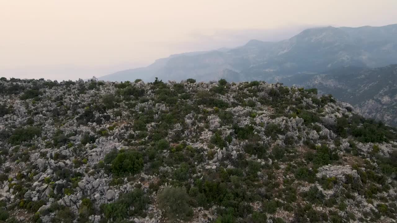 山顶美景，山顶美景，空中日落山顶和海景，落基山顶视频素材