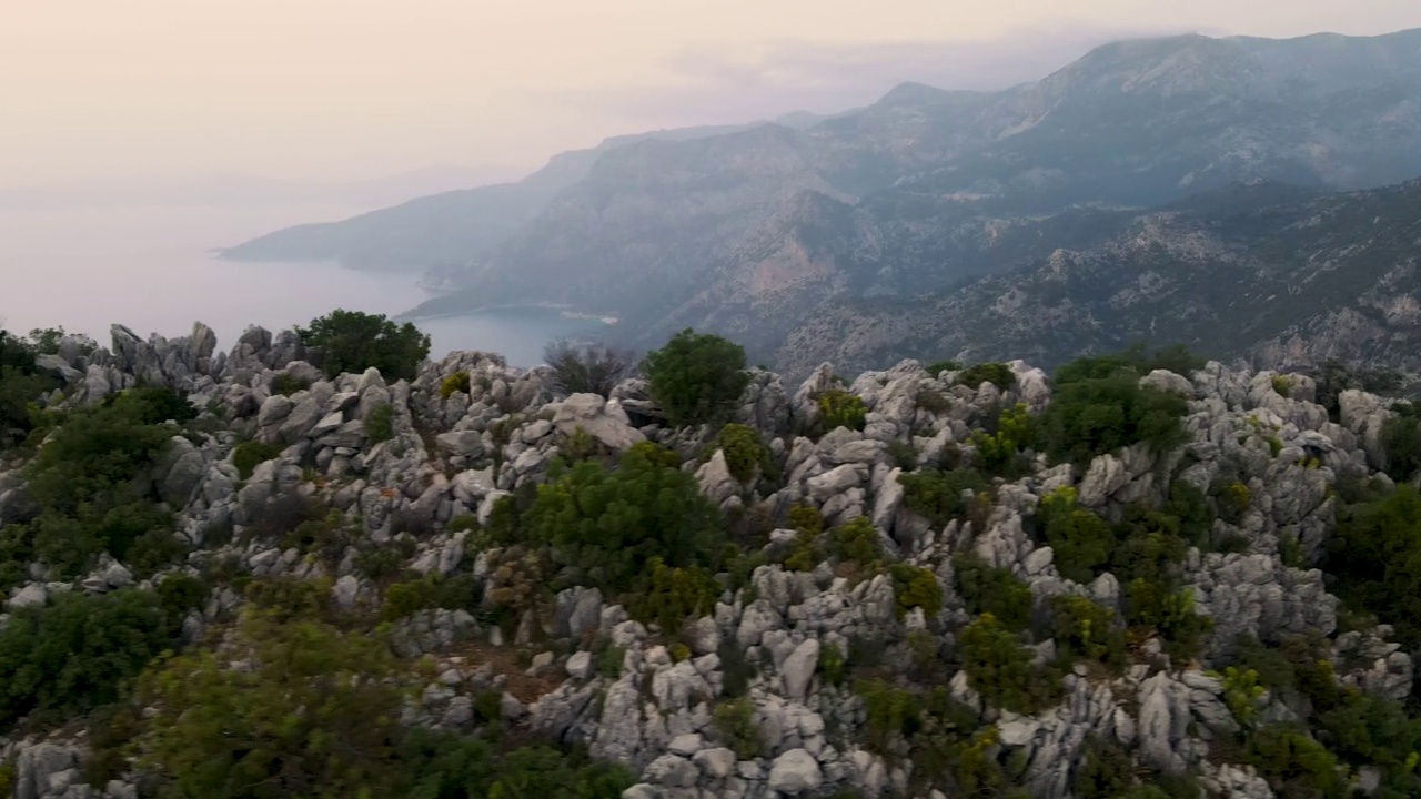 山顶美景，山顶美景，空中日落山顶和海景，落基山顶视频素材