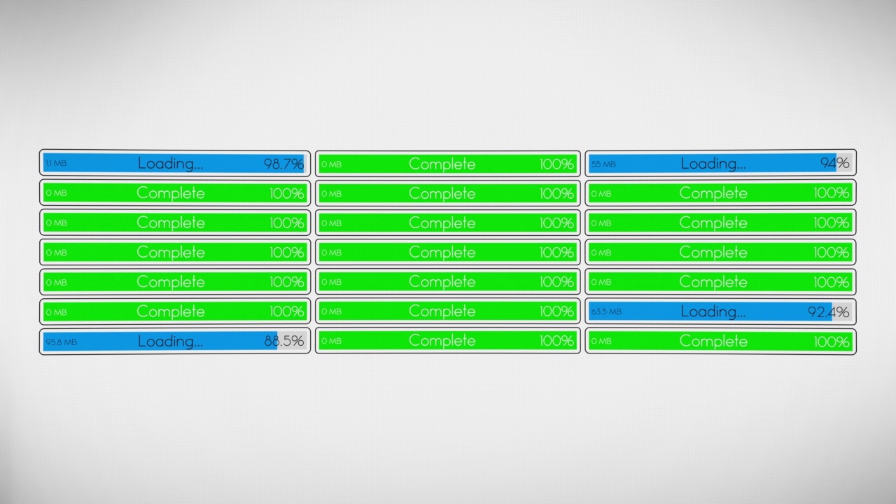 从互联网下载或处理多个数据文件，在计算机屏幕上有三列的进度条视频素材