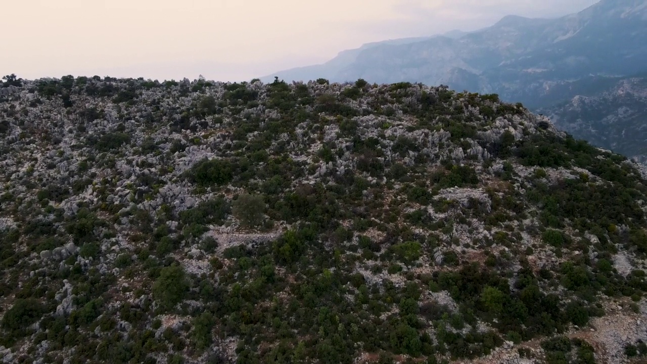 山顶美景，山顶美景，空中日落山顶和海景，落基山顶视频素材