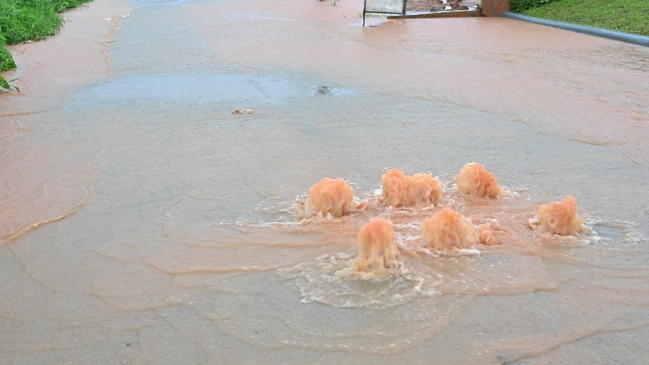 大雨过后的洪水导致下水道溢出。视频素材