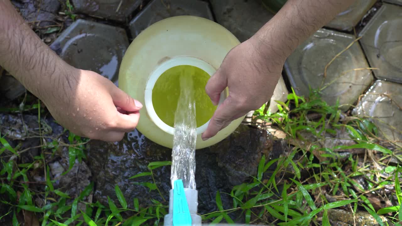 从老式水泵视频中收集水视频素材