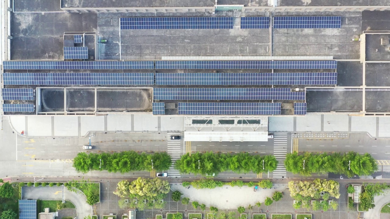 太阳能电池板的鸟瞰图视频素材